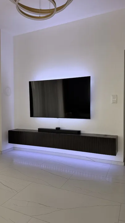Viseća TV komoda s ambijentalnim osvjetljenjem
