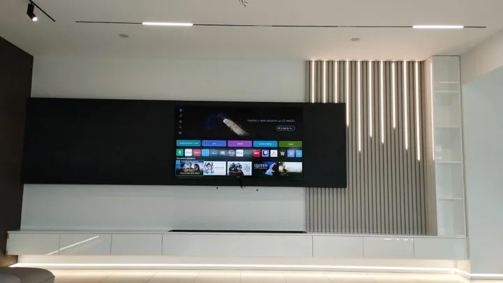 TV zid s kontrastnim plohama i vertikalnim detaljima