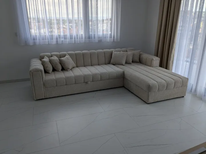 Ugaona sofa u toplom, svijetlom tonu