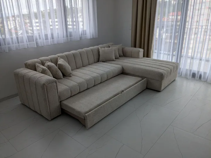 Sofa s izvlačnim dijelom za dodatni prostor