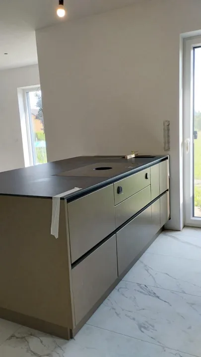 Detalj kuhinjskog ostrva i radne površine