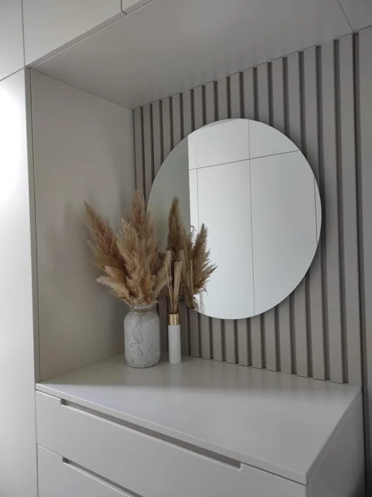 Komoda s okruglim ogledalom i zidnim lamelama
