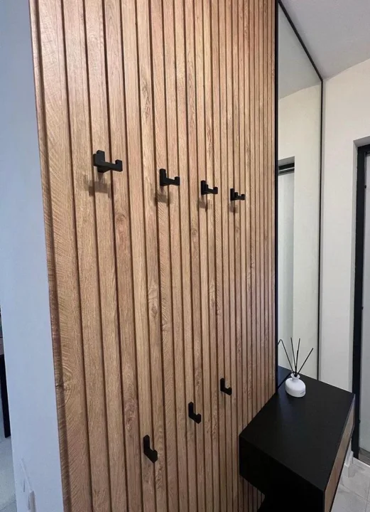 Detalj vješalica, ogledala i zidne obloge