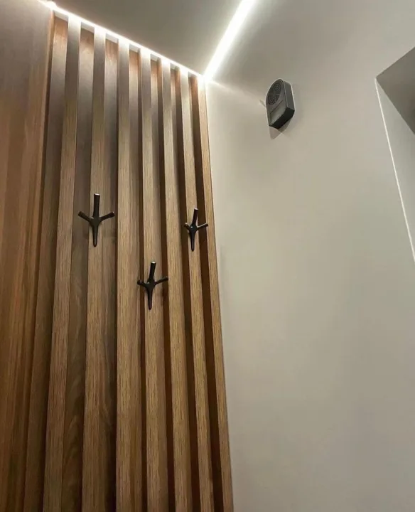 Zidne lamele s vješalicama i ambijentalnom rasvjetom